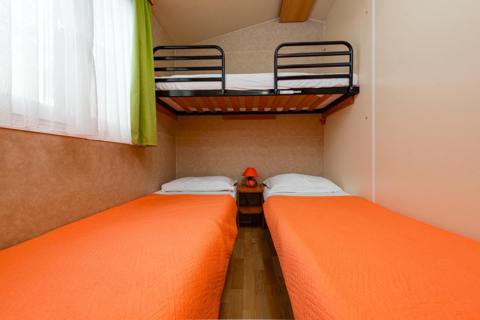 Camp Mrkva Mobile Homes With Pool Sukošan Eksteriør billede